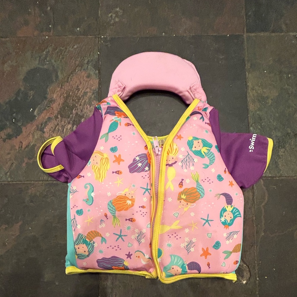 4-6 old life Jacket.  Less than 50 lbs.  Wore twice